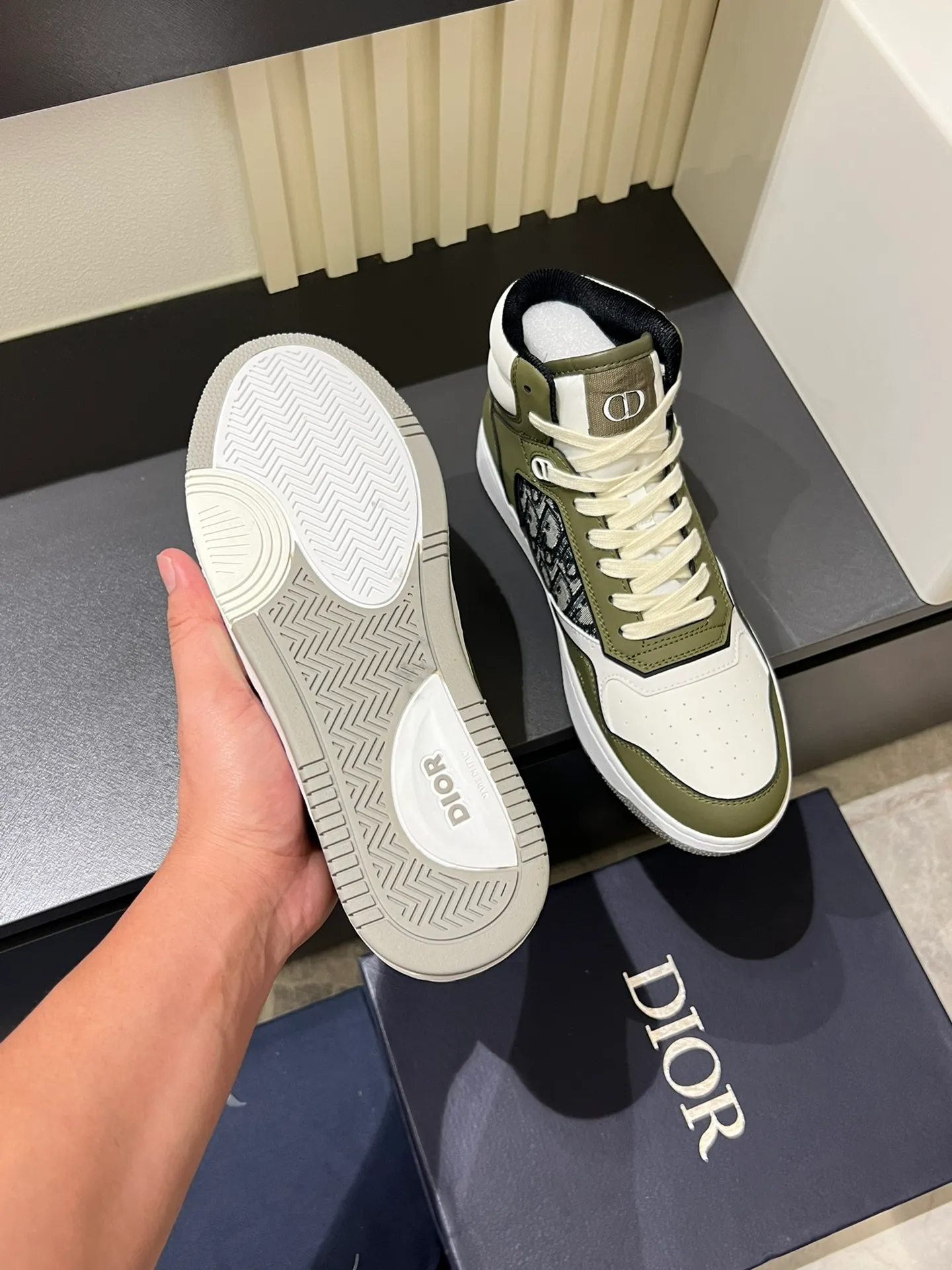 Men's shoes 💰p460 "Dio*" mid-top B27 casual sneakers. This B27 high-top sneaker is a new product in the series and continues Di*r's classic style. Crafted from gray and white smooth calf leather with beige and black Oblique print panels on the sides. The "CD Icon" shaped shoelace eyelets are clever and delicate, and the two-color rubber sole, rear collar and heel are all equipped with the brand's iconic details to enhance the style. Oblique printed straps at the ankle allow for an adjustable fit to complement the overall design. Fashionable and versatile, it can complement any look. Create an exquisite design with unique dynamic vitality and modern atmosphere, presented in low-top and high-top styles. This new must-have shoe adds a new dimension to Dior's archive heritage, embodying modern elegance. Purchase the original version and make it 1:1. If you need top quality, please come to me! Male 38-44!